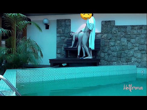 ❤️ Bòs envite sèvant nan pisin lan, men li pa t 'kapab reziste yon cho ❤ Videyo pònografi nan nou ﹏