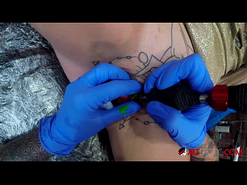 ❤️ Ekstrèmman tatoue hottie Sully Savage te fè yon tatoo sou klitoris li ❤ Videyo pònografi nan nou ﹏