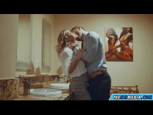 ❤️ Lè yon blond bèl sedui ou nan yon twalèt piblik ❤ Videyo pònografi nan nou ﹏